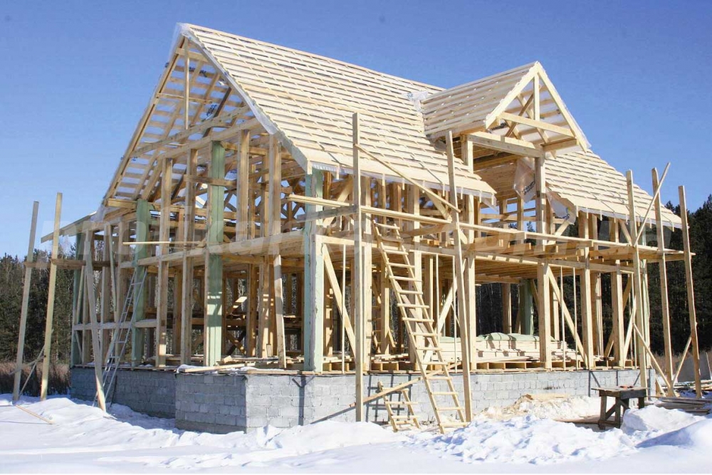 деревянный каркас дома, возводимого по каркасно-рамочной технологии