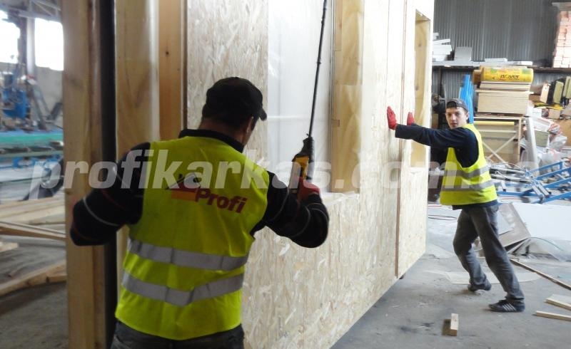 завершение монтажа панели каркасного дома