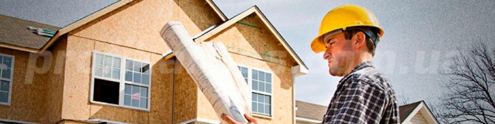 прораб на фоне каркасного дома